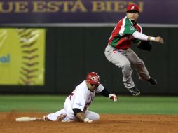 El mexicano Alfredo Amézaga realiza un disparo a la primera base, luego de poner out al corredor dominicano Fernando Tatis (i). AP  /
