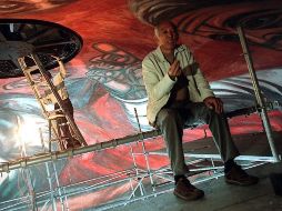 El restaurador Eliseo Mijangos concluyendo la restauración de El hombre pentafásico, el 3 de febrero del año 2004. ARCHIVO  /