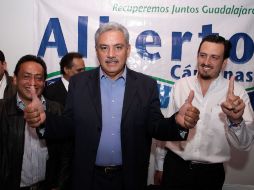 (De der a izq) Martín Hernández, Alberto Cárdenas y coordinador de precampaña de Petersen, Juan Pablo de la Torre.  /