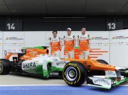 Los pilotos de la escudería Force India, Jules Bianchi (i), Paul di Resta (d) y Nico Hulkenberg, junto al nuevo coche de carreras. EFE  /