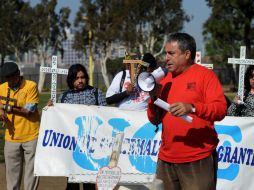 Ayer marcharon en San Diego migrantes pertenecientes a la organización Ángeles de la Frontera, para exigir un trato digno.EFE  /