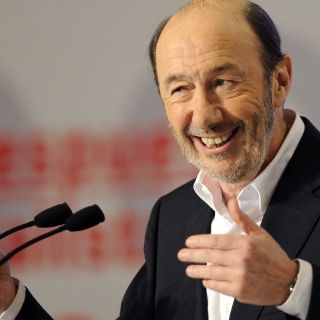 Socialistas españoles eligen a Rubalcaba como líder