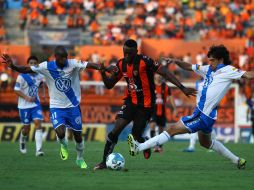 Jackson Martinez (centro) de Jaguares y de DaMarcus Beasley (izq.) de Puebla, durante el juego de la semana 4 del Clausura. MEXSPORT  /