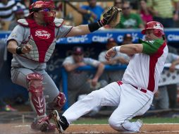 Iker Franco se barre en home para anotar la primera carrera de los Yaquis. AFP  /