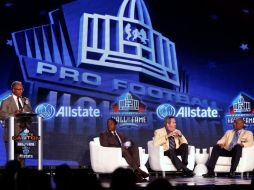Los integrantes del Salón de la Fama (de der. a izq.) Warren Moon, Dan Fouts y el conductor del canal de la NFL, Fran Charles. REUTERS  /