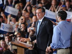 Mitt Romney platica con susseguidores después de haber ganado por un amplio margen a su rival Newt Gingrich. EFE  /