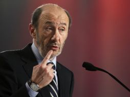 Al reivindicar fuerza, audacia y grandeza de los socialistas, clausuró Rubalcaba el Congreso al frente del PSOE. REUTERS  /