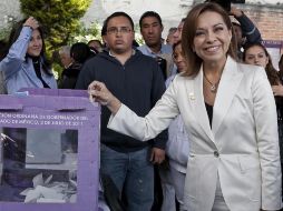 La precandidata del PAN, Josefina Vázquez Mota emitiendo su voto en la casilla de Huixquilucan. NTX  /