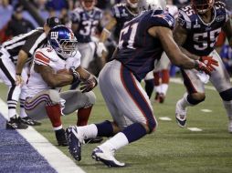 Ahmad Bradshaw (izq) cae de espaldas en la zona de anotación para darle la victoria a los Gigantes de Nueva York. AP  /