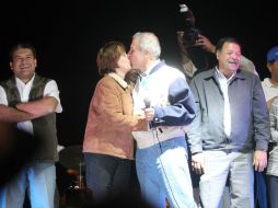 Fernando Guzmán besa a su esposa durante la celebración en la Glorieta Minerva con sus simpatizantes.  /