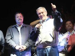 Fernando Guzmán (der.) festeja en La Minerva su candidatura del PAN rumbo a las elecciones por la gubernatura.  /