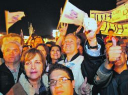 Fernando Guzmán (c) fue uno más de los panistas que festejaron la victoria de su proyecto rumbo a la gubernatura.  /