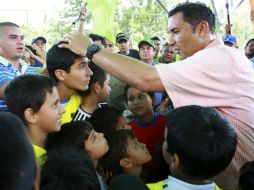 El candidato presidencial opositor Pablo Pérez dirige a un grupo de niños durante su campaña. REUTERS  /