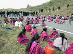 La Policía Estatal instaló retenes carreteros para impedir que los desplazados triquis lleguen hasta San Juan Copala. EL UNIVERSAL  /