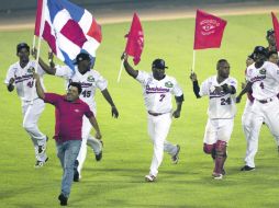Jugadores de los Leones del Escogido celebran, antes de su juego ante Venezuela, el campeonato conseguido en la Serie del Caribe. AFP  /
