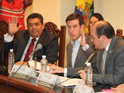 En la sesión de hoy Miguel Castro (c) pidió licencia y Marco Antonio González Fierros (i), quedó como alcalde interino de Tlaquepaque.  /
