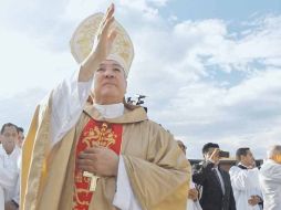 El cardenal Francisco Robles bendice a los fieles que se dieron cita ayer por la tarde en el Estadio Tres de Marzo.  /