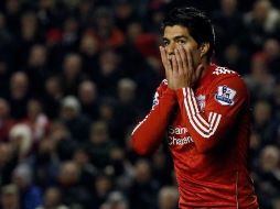 Suárez y el lateral de los 'diablos rojos' se encontrarán por vez primera desde el incidente y se espera que se den la mano. REUTERS  /