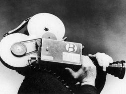 La conferencista mostró imágenes en las que se apreció películas completamente afectadas por el nitrato. ESPECIAL  /