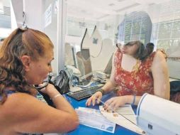 Una consumidora en una ventanilla del SIAPA. El precio del líquido se ha mantenido desde 2010.  /