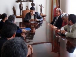 Vecinos y autoridades municipales de Guadalajara, la SEDEUR y la SVYT, firmaron hoy el acuerdo. ESPECIAL  /