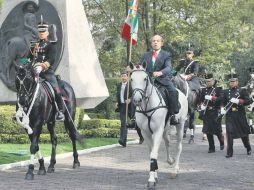 El Presidente Felipe Calderón encabeza el aniversario de la Marcha de la Lealtad, montado en un caballo blanco. EFE  /