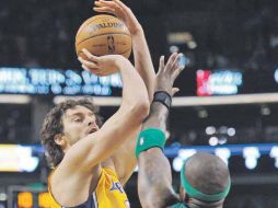 Pau Gasol brinca para disparar y encestar dos de los 25 puntos que registró ayer ante los Celtics de Boston. EFE  /