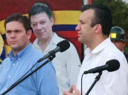 El ministro colombiano de Defensa, Juan Carlos Pinzón, habla durante una rueda de prensa junto a su par venezolano, Henry Silva. EFE  /