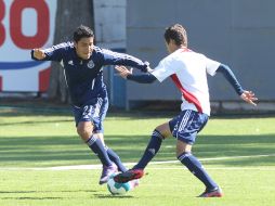 Antonio Salazar (izq) durante el entrenamiento del Guadalajara.  /