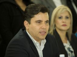 El precandidato César Madrigal Díaz durante una rueda de prensa en el Salón Fiesta Guadalajara.  /