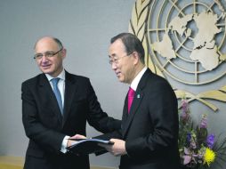 Héctor Timerman (izq.) transmitió las protestas del Gobierno argentino por la “militarización” del Atlántico Sur. AFP  /