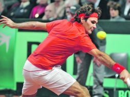 Roger Federer sufrió demasiado con el potente saque del estadounidense John Isner. AFP  /