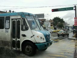 Tanto particulares como unidades de transporte público continúan circulando con normalidad por la zona.  /
