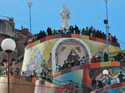 Las personas se dieron cita en una plaza frente a la iglesia de la Virgen del Socavón en la ciudad de Oruro. ESPECIAL  /