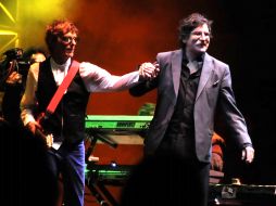 Spinetta (izq.) actúa con su compatriota Charly García el 5 de diciembre de 2009 en Buenos Aires. AFP  /