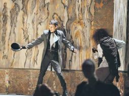 Escena de la puesta en escena La ópera de los tres centavos, en el Larva.  /