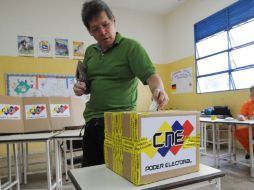 as votaciones comenzaron a las 10:00 hora local (09:00 GMT) en Madrid, Barcelona, Valencia, Bilbao y Vigo. AFP  /