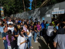 Aún se observan largas colas de electores a las puertas de los centros de sufragio. AFP  /