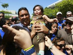 Pablo Pérez, uno de los pre candidatos abraza una pequeña niña antes de las elecciones. REUTERS  /