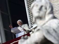 El Papa Benedicto XVI dirige la oración del Angelus en la plaza de San Pedro del Vaticano. EFE  /