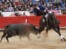 El rejoneador navarro, Pablo Hermoso de Mendoza, en su turno de matar en lo que fue la corrida 16 de la temporada grande en la México.  /