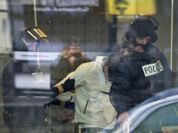 Miembros de las Fuerzas Especiales de la policía holandesa arresta al sospechoso de la amenaza de bomba. EFE  /