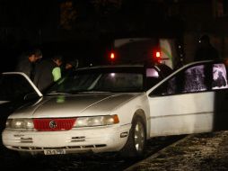 Dentro de un vehículo modelo Ford blanco, estaban las tres víctimas sentadas en el asiento trasero.  /