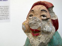 Un gnomo de jardín dañado se exhibe en el Museo de las Relaciones Terminadas. AP  /