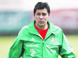 Luis Fernando Tena dirigió ayer en el Centro de Alto Rendimiento la primera práctica del Tri, rumbo al Preolímpico. NTX  /