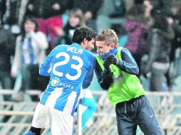 El jugador mexicano de la Real Sociedad, Carlos Vela (i), celebra con Antoine Griezmann, luego de marcar el primer gol ante el Sevilla.  /