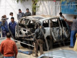 Autoridades analizan la manera para remolcar el vehículo que explotó frente a la embajada de Israel en Nueva Delhi. AFP  /