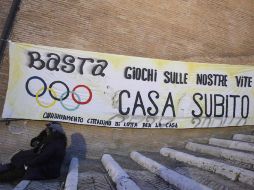 Una pancarta de los cinco anillos logotipo se lee en italiano:'Basta ya de juegos en nuestras vidas a casa'. En el capitolio romano. AP  /