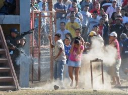 Horas después del incendio, la desesperación de familiares provocó enfrentamientos con la policía. AP  /