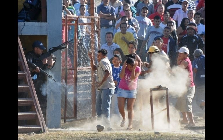 Horas después del incendio, la desesperación de familiares provocó enfrentamientos con la policía. AP  /